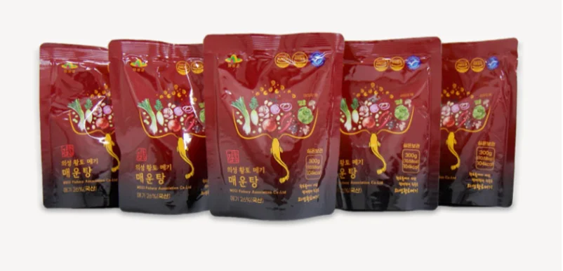 붉은 파우치에 포장된 황토메기매운탕 5개입