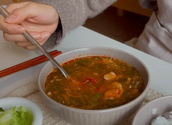 밥과 함께 식탁에 차린 황토메기매운탕 한 그릇